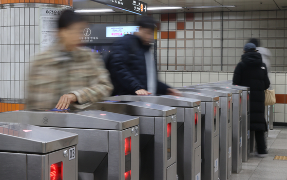 A subway station in Seoul on Monday. The labor unions have decided to hold a second strike this month next week. [YONHAP]
