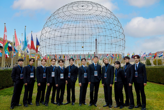 Boy band Seventeen poses for a photo in front of the Symbolic Globe at Unesco headquarters in Paris. [PLEDIS ENTERTAINMENT]