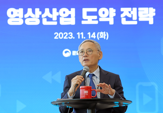 Minister of Culture, Sports and Tourism Yu In-chon speaks during a presentation of the ministry's new strategy to boost Korean video content at the Modu Art Theater in Seodaemun District, western Seoul, on Tuesday. [NEWS1]
