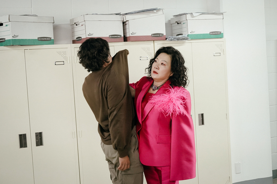 Actor Kim Hae-sook plays the role of Gil Joong-gan, Hwang's mother who also has supernatural strength. [JTBC]