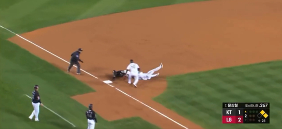 3. LG Twins' third baseman Moon Bo-gyeong tags out baserunner Bae Jung-dae to complete the triple play.  [SCREEN CAPTURE]