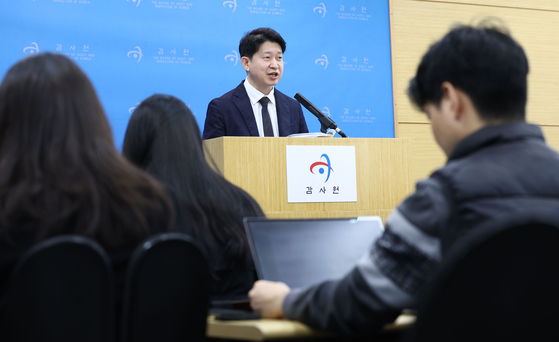 Choi Jae-hyuk, an official at the Board of Audit and Inspection, announces its investigation into renewable energy schemes, in Seoul on Tuesday. [YONHAP]