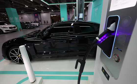 An electric vehicle charging station in Seoul [NEWS1]