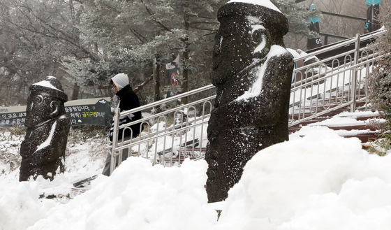 A heavy snowfall of more than 10 centimeters arrived at Jeju's Mount Halla on Monday. [NEWS1] 