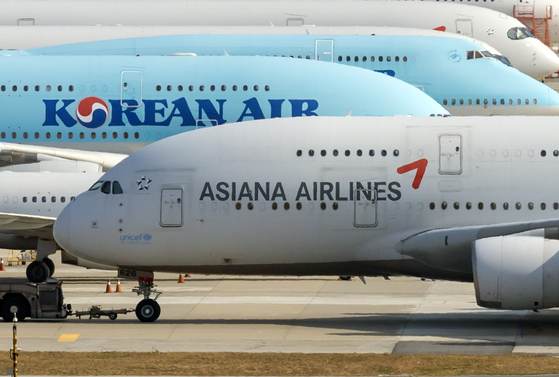 Korean Air and Asiana Airlines planes are parked at Incheon International Airport on Nov. 2. [YONHAP]