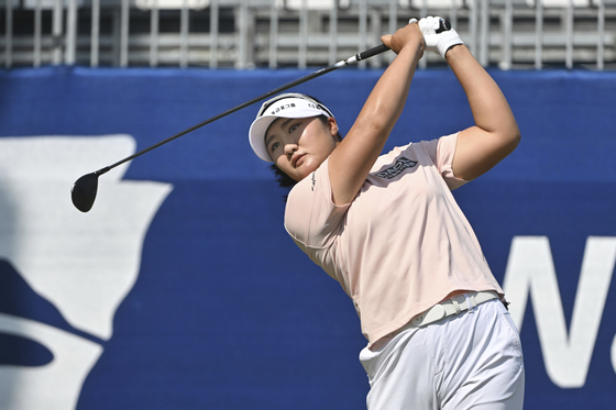 Korea's Ryu Hae-ran watches her shot on the first tee during the final round of the LPGA Walmart NW Arkansas Championship tournament in Rogers, Ark. in October. [AFP/YONHAP]