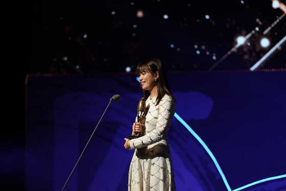 Actor Han Hyo-joo gives an acceptance speech after receiving the Best Series Actress Award at the 59th Daejong International Film Awards held at the Gyeonggi Arts Center in Suwon, Gyeonggi, on Wednesday. [WALT DISNEY COMPANY KOREA]