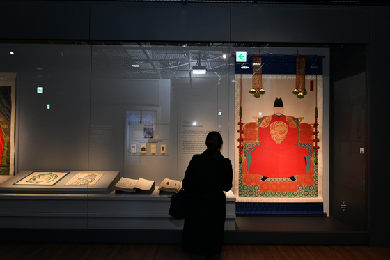 A visitor enjoys the permanent exhibition at the new National Museum of the Annals of the Joseon Dynasty in Pyeongchang, Gangwon on Nov. 9. [CULTURAL HERITAGE ADMINISTRATION] 