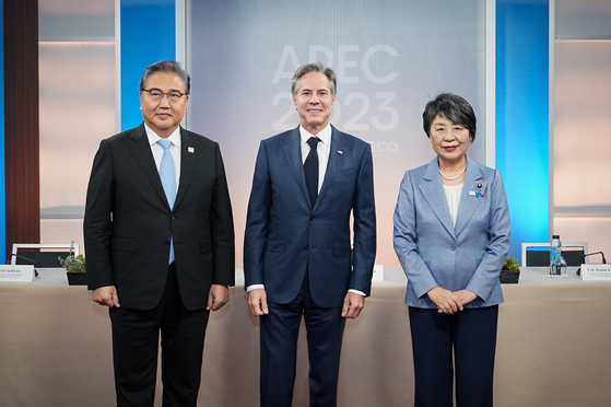 From left, Foreign Minister Park Jin, U.S. Secretary of State Antony Blinken and Japanese Foreign Minister Yoko Kamikawa meet in San Francisco on Tuesday on the sidelines of the APEC meeting. [MINISTRY OF FOREIGN AFFAIRS]