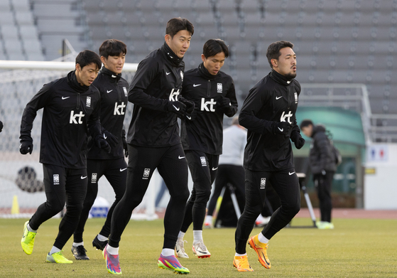 Captain Son Heung-min, center, trains with the Korean national team ahead of their Thursday match against Singapore on Monday at Seoul World Cup Stadium in Seoul. [NEWS1]