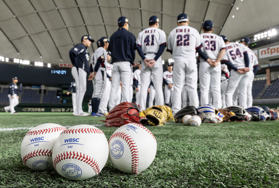 The Korean national team trains at the Tokyo Dome in Tokyo ahead of the opening game of the Asian Professional Baseball Championship on Wednesday. Korea will face Australia at midday on Thursday.  [NEWS1]