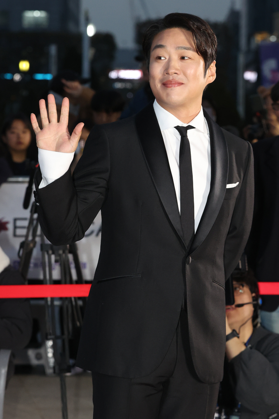 Actor Ahn Jae-hong attends the 59th Daejong International Film Awards held at the Gyeonggi Arts Center in Suwon, Gyeonggi, on Wednesday. [YONHAP]