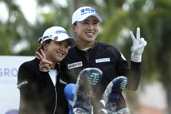 Korea's Kim Sei-young, left, and Amy Yang pose at the 10th tee during the final round of the 2022 CME Group Tour Championship on Nov. 20, 2022 in Naples, Fla. [AP/YONHAP]