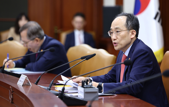 Finance Minister Choo Kyung-ho speaks at an emergency economic ministers' meeting held at the Government Complex Seoul on Wednesday. [YONHAP]