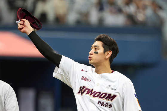 Kiwoom Heroes' Lee Jung-hoo greets fans during a game against the Samsung Lions at Gocheok Sky Dome in western Seoul on Oct. 10. [YONHAP]