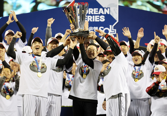 LG Chairman and CEO Koo Kwang-mo joins in the celebrations after the LG Twins' Korean Series victory on Monday night. [NEWS1]