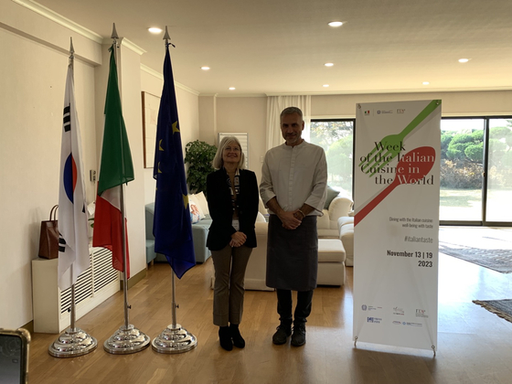 Italian Ambassador to Korea Emilia Gatto, left, and Italian chef Marco Ferrari stand for a picture at the ambassador's residence in Yongsan District, central Seoul, on Tuesday. [LEE JIAN]