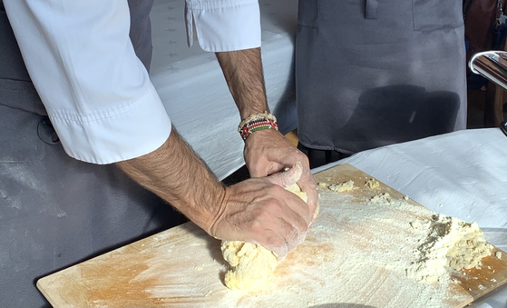 Chef Marco Ferrari kneads the dough for fresh pasta during a cooking class in Yongsan District, central Seoul, on Tuesday, for the Week of Italian Cuisine in the World. [LEE JIAN]