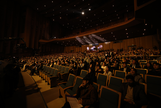 Several seats are empty at the main hall of the Gyeonggi Arts Center in Suwon, Gyeonggi, where the 59th Daejong International Film Awards was held Wednesday evening. [DAEJONG INTERNATIONAL FILM AWARDS]
