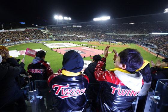 Twenty-nine years of waiting ended on Monday night as the LG Twins beat the KT Wiz to claim the Korean Series title at home in southern Seoul. [NEWS1]
