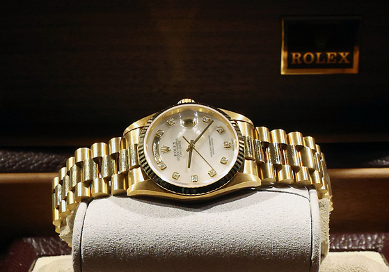 The Rolex watch promised by late former LG Chairman Koo Bon-moo to be given to the LG Twins' Korean Series MVP is shown to reporters on Monday. [NEWS1]