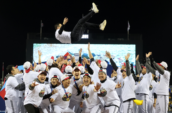LG Chairman and CEO Koo Kwang-mo joins in the celebrations at LG Twins’ Korean Series win on Monday night. [NEWS1]