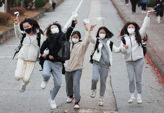 Test-takers celebrate their freedom after the test as they leave Youngbok Girl's High School in Suwon on Nov. 17, 2022. [YONHAP]