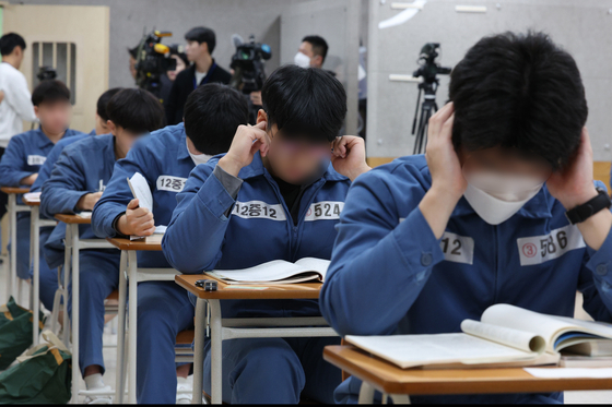 Juvenile inmates at Seoul Nambu Detention Center in Guro, Seoul, prepares for the College Scholastic Ability Test on Thursday. [NEWS1]