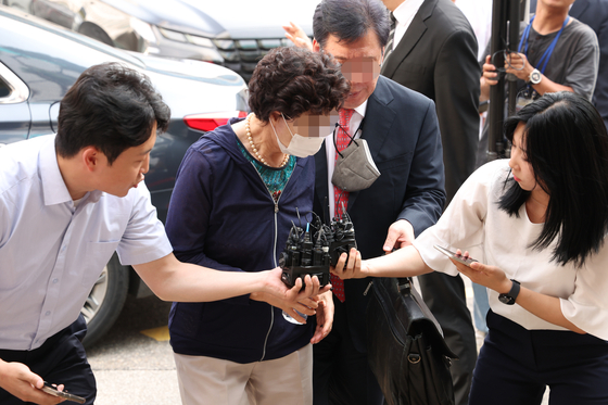 President Yoon Suk Yeol’s mother-in-law, Choi Eun-soon, enters the Uijeongbu District Court in Uijeongbu, Gyeonggi, on July 21. [YONHAP]
