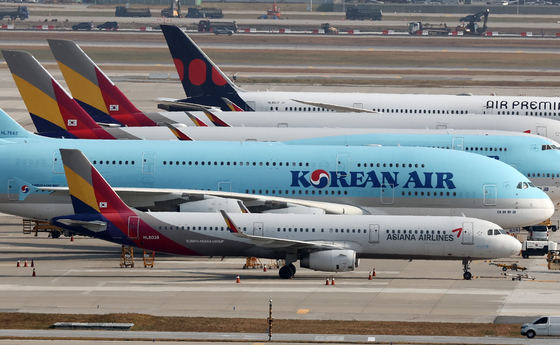 Korean Air and Asiana Airlines planes are parked at Incheon International Airport on Nov. 2. [YONHAP]