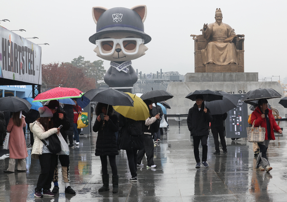 A giant inflated ″Teemo″ sits behind the King Sejong statue at Gwanghwamun Square in central Seoul on Thursday. [YONHAP]