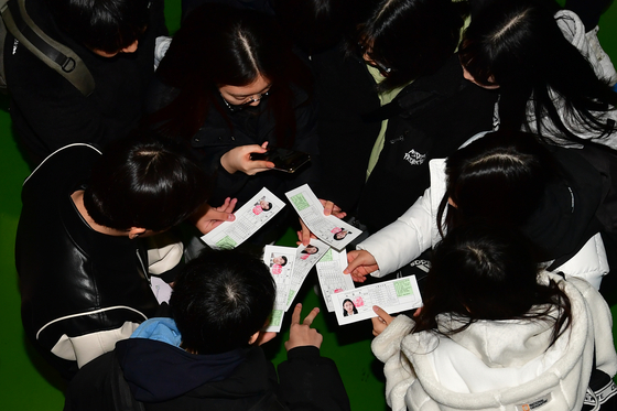 Test-takers hold their test slips verifying their identity at Youngil High School in North Gyeongsang on Wednesday. [NEWS1]