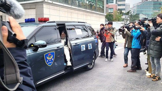 A taker of the college entrance exam arrives at Ewha Girls' Foreign Language High School in Jung District, central Seoul, at around 7:40 a.m. in a police patrol car. [KIM MIN-JEONG]