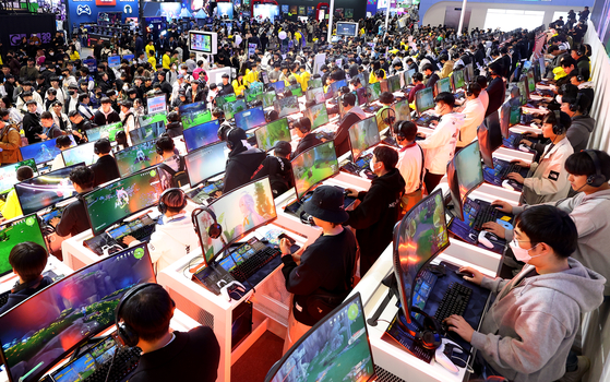 Visitors try out new games rolled out at G-Star 2023, the biggest annual game festival in Korea which kicked off at Busan's Bexco convention center on Thursday. A total of 3,328 booths from 1,037 companies from 42 countries will participate in the four-day event, which runs until Sunday. [YONHAP]