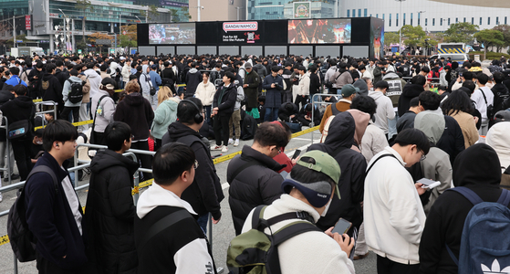 Gamers line up to enter G-Star 2023 in front of the Bexco Convention Center, in Busan, on Thursday morning. [SONG BONG-GEUN]