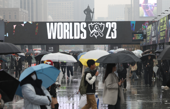 League of Legends fans flock to Gwanghwamun Square for the first day of the Worlds Fan Fest with umbrellas raised on a rainy Thursday in central Seoul. [YONHAP]
