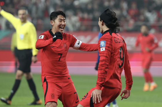 Korea's Son Heung-min, left, and Cho Gue-song cheer after Cho scores the first point of the match against Singapore at Seoul World Cup Stadium in western Seoul on Friday. [JOONGANG ILBO]