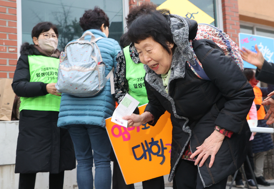 The 82 year-old Kim Jeong-ja, the oldest person to take the college entrance exam this year, enters the Seoul Girls’ High School in Mapo, western Seoul, on Thursday. [YONHAP]