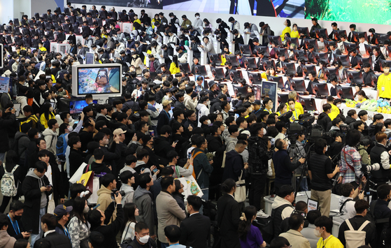 Visitors try out new games rolled out at the G-Star 2023, the biggest annual game festival in Korea which kicked off at Busan's Bexco convention center on Thursday. [SONG BONG-GEUN]
