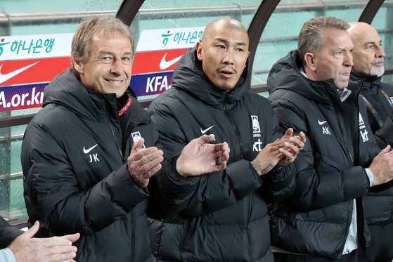 Korean national team Head Coach Jurgen Klinsmann cheers for the squad ahead of their match against Singapore on Thursday in western Seoul. [NEWS1]