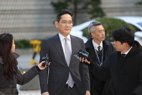 Samsung Electronics Executive Chairman Lee Jae-yong attends a hearing on Friday in Seocho District, southern Seoul. [YONHAP]