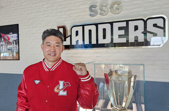 Lee Soong-yong poses in a photo shared by the SSG Landers on Friday.  [YONHAP]