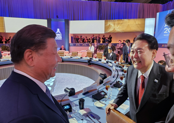 President Yoon Suk Yeol, right, and Chinese President Xi Jinping, left, greet each other at the APEC Summit in San Fransico on Thursday. [JOINT PRESS CORPS]