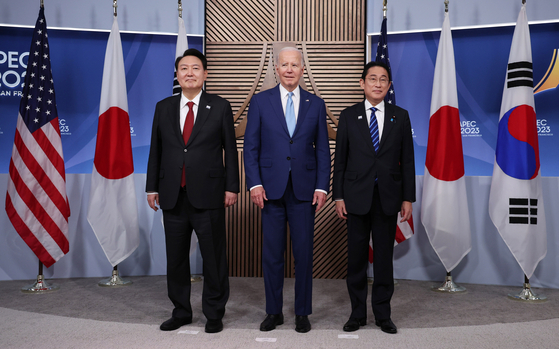 President Yoon Suk Yeol, left, stands together with U.S. President Joe Biden, center and Japanese Prime Minister Fumio Kishida for a photo at the Moscone Center in San Francisco on Thursday. [YONHAP] 