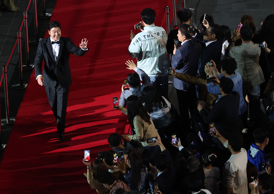 Actor Song Kang-ho, the host of this year's Busan International Film Festival, arrives at the red carpet event before the opening ceremony at the Busan Cinema Center in Haeundae District, eastern Busan, on Wednesday. [YONHAP]