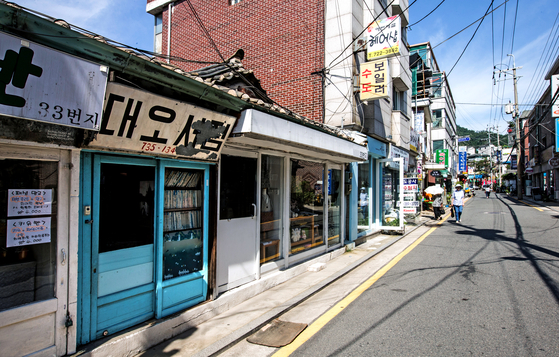 A street in Seochon, Jongno District, central Seoul. You can see both modern and old traces of Seoul in this neighborhood. [JOONGANG PHOTO]