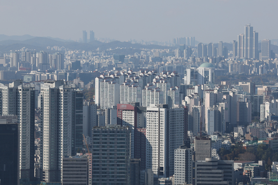 A picture of apartment complexes situated in Seoul on Nov. 12, 2023. [YONHAP] 