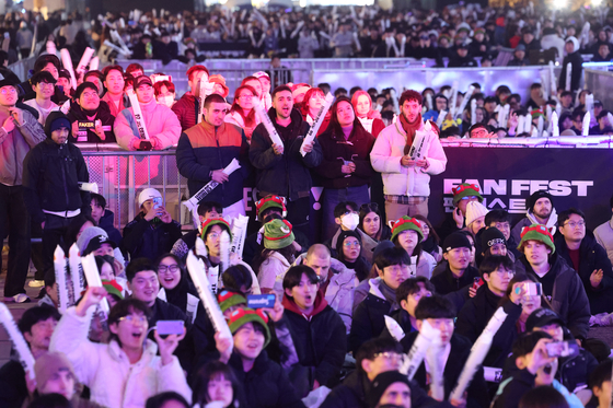 Crowds gather to cheer for the League of Legends (LoL) World Championship at Gwanghwamun Square in Jongno District, central Seoul, on Sunday. Tens of thousands of people from Korea and worldwide made a pilgrimage to Gocheok Sky Dome in western Seoul to watch the showdown live. [YONHAP]