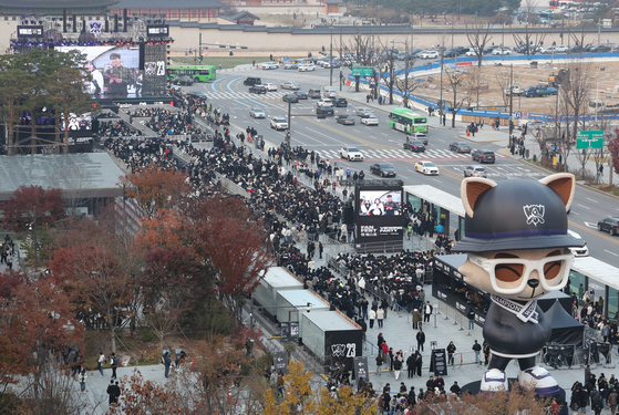 League of Legends fans arrive at Gwanghwamun Square in central Seoul ahead of a viewing party for the LoL Worlds final on Sunday. [YONHAP]