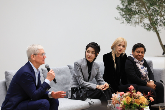 Korea’s first lady Kim Keon Hee, second from left, listens to Apple CEO Tim Cook, left, alongside girl group Blackpink's Rose, second from right, at an official event on mental health awareness hosted by U.S. first lady Jill Biden for spouses of APEC leaders in Cupertino, California on Friday. [JOINT PRESS CORPS]